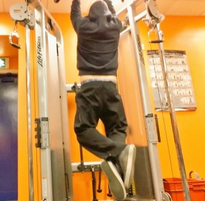 this dad does isometric pull up