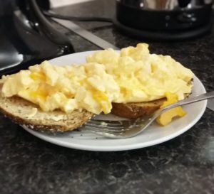 how_to_make_scrambled_eggs_in_the_microwave